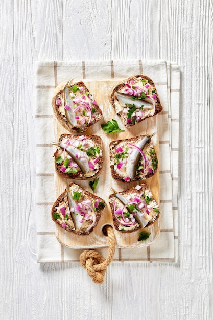 Eingelegte Sprotte Roggenbrot offene Sandwiches Draufsicht