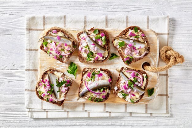 Eingelegte Sprotte Roggenbrot offene Sandwiches Draufsicht