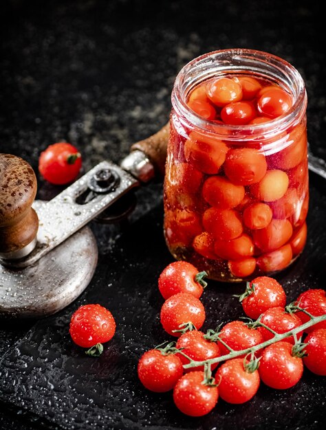 Eingelegte Tomaten in einem Glas auf einem Steinbrett