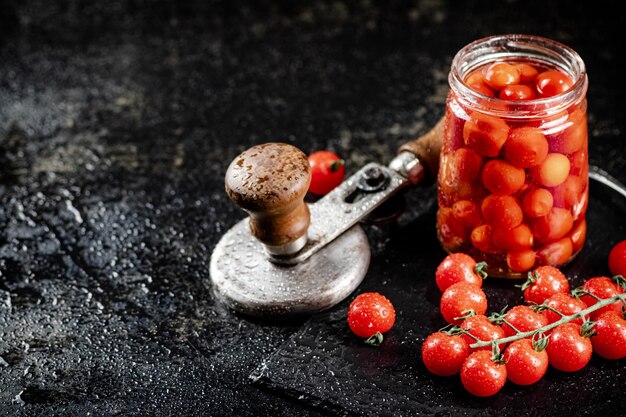 Eingelegte Tomaten in einem Glas auf einem Steinbrett