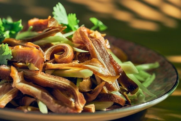 Eingelegte und gebratene Schweineohren in einer Pfanne. Chinesische Küche.