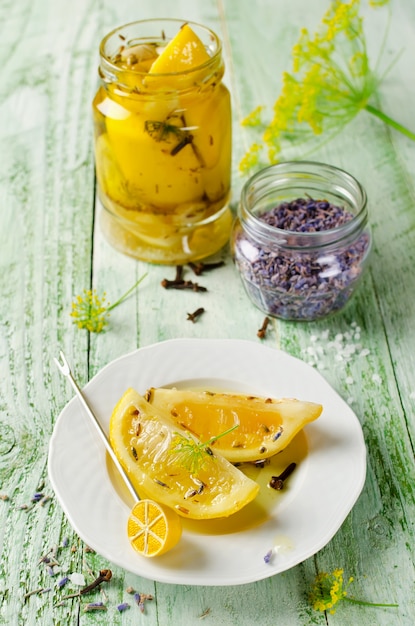 Eingelegte Zitrone mit Lavendel