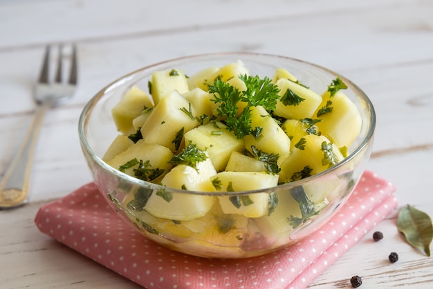 Eingelegte Zucchini mit Kräutern in einer transparenten Schüssel