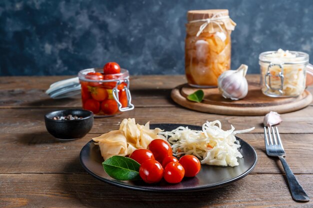 Eingelegter Kimchi Kohl Tomaten Joghurt Fermentationskonzept Platz kopieren