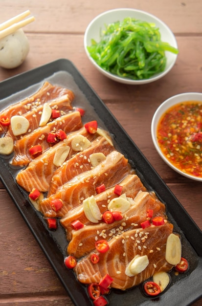 Eingelegter Lachs mit Shoyu- oder Sojasauce und scharfer Dip-Sauce nach thailändischer Art.