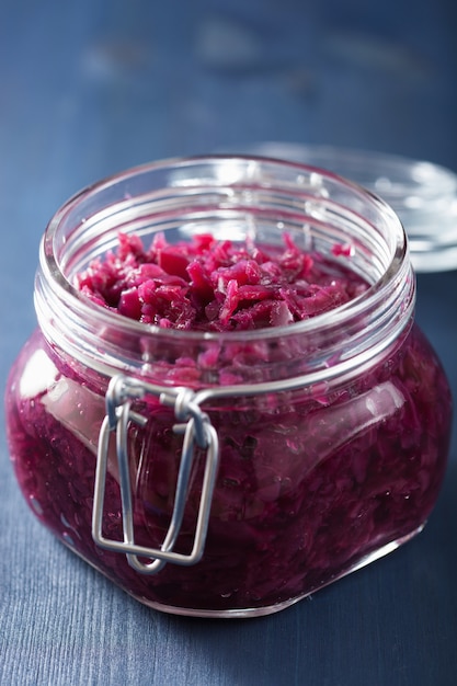 Eingelegter Rotkohl im Glas