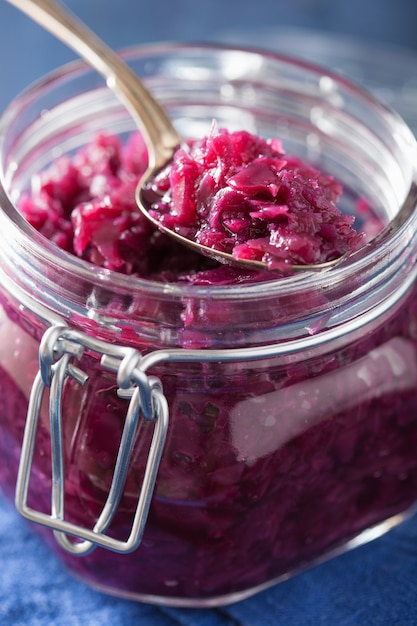 Eingelegter Rotkohl im Glas