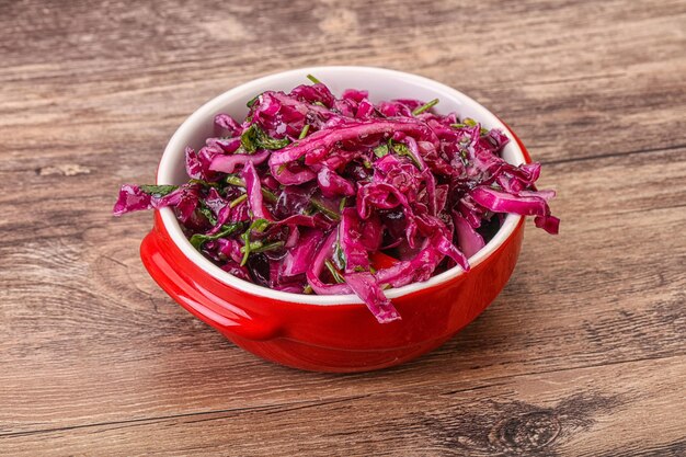 Eingelegter Rotkohl mit Kräutern