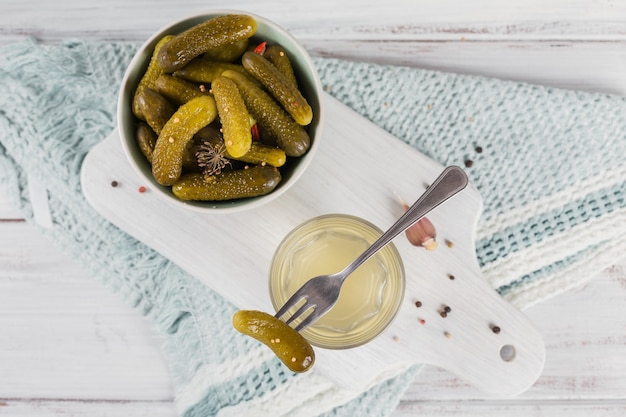 Eingelegter Saft, Essiggurke und marinierte Gurke in einer Schüssel. Sauberes Essen, vegetarisches Lebensmittelkonzept