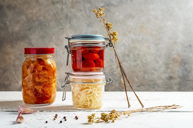 Eingelegter Tomaten-Kimchi-Kohl mit Knoblauchöl-Pfeffer und Lorbeerblättern Kopieren Sie Platz