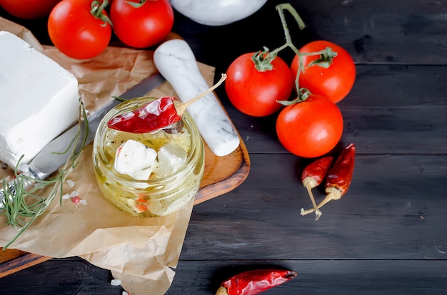 Eingelegter Weichkäse, Brot und Tomaten