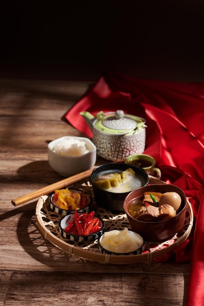 Eingelegtes Gemüse, Fleisch und Suppe auf einem Tablett, das zum Abendessen zubereitet wird