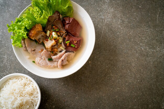 Eingeweide aus Schweinefleisch und Blutgelee-Suppe mit Reis - asiatische Küche