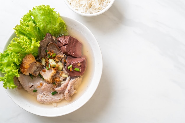 Eingeweide aus Schweinefleisch und Blutgelee-Suppe mit Reis nach asiatischer Art