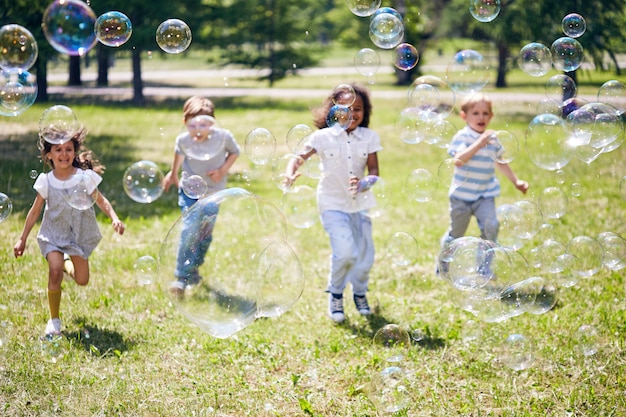 Eingewickelt in Catching Soap Bubbles