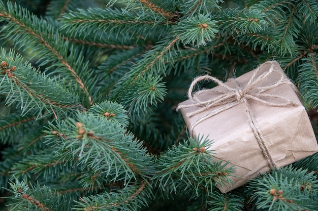 Eingewickelte Geschenke auf einem Weihnachtsbaum mit Exemplar. Weihnachtsgeschenkbox