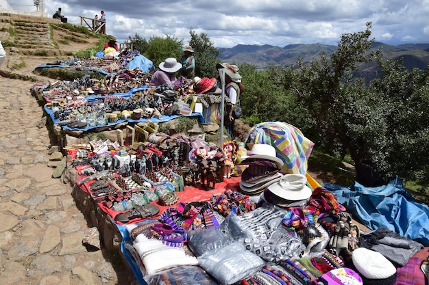 Einheimische verkaufen Souvenirs an den Ruinen von Saqsaywaman Cusco Peru