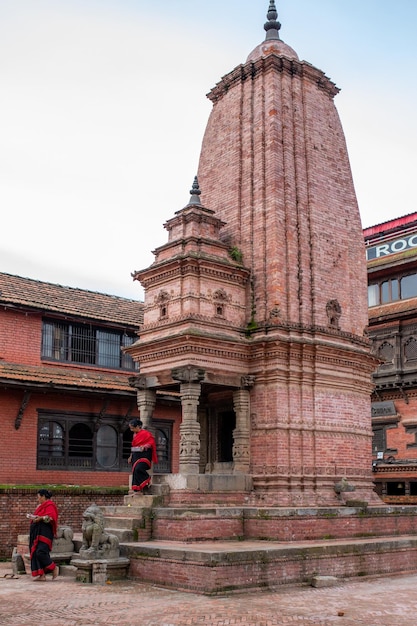 Einheimische von Bhaktapur in traditioneller Kleidung und Newari-Kleidung beim Puja am frühen Morgen