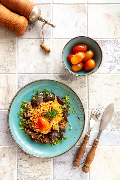 Einheimisches ghanaisches, afrikanisch-karibisches Essen Jollof Rice mit Tomatensauce, regionalen Gewürzen, Hühnerfleisch und Innereien.