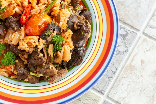 Einheimisches ghanaisches, afrikanisch-karibisches Essen Jollof Rice mit Tomatensauce, regionalen Gewürzen, Hühnerfleisch und Innereien.