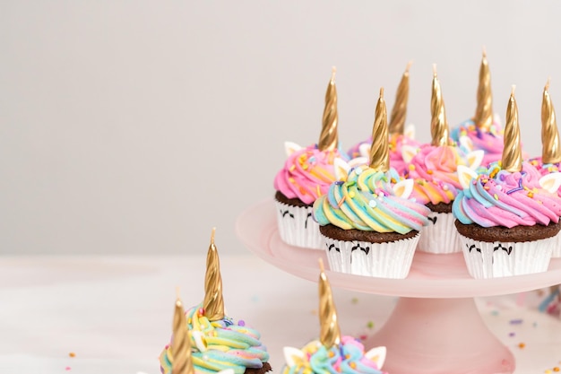 Einhorn Cupcakes dekoriert mit bunter Buttercreme und Streuseln.