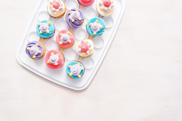 Einhorn Thema Vanille Cupcakes für Kindergeburtstag.