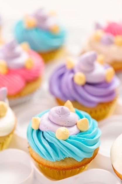 Einhorn Thema Vanille Cupcakes für Kindergeburtstag.