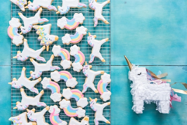 Einhorn-Zuckerplätzchen verziert mit königlicher Zuckerglasur auf blauem Hintergrund.