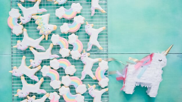 Einhorn-Zuckerplätzchen verziert mit königlicher Zuckerglasur auf blauem Hintergrund.