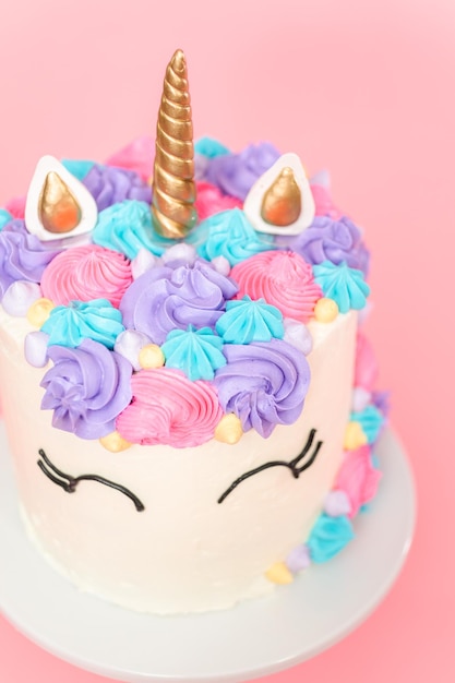 Einhornkuchen verziert mit mehrfarbiger Buttercreme-Glasur.