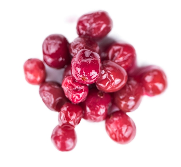 Einige Canned Cranberries isoliert auf weißem selektiven Fokus