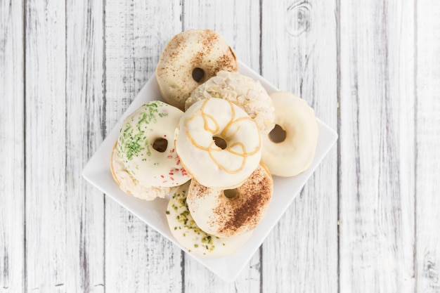 Einige frisch zubereitete Donuts von oben