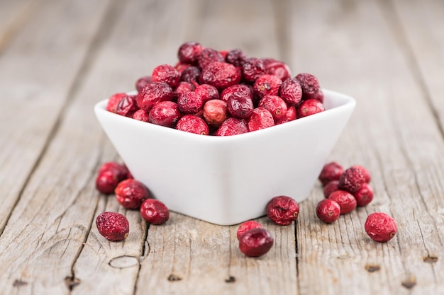 Einige frische getrocknete Preiselbeeren auf hölzernem Hintergrund mit selektivem Fokus, Nahaufnahme