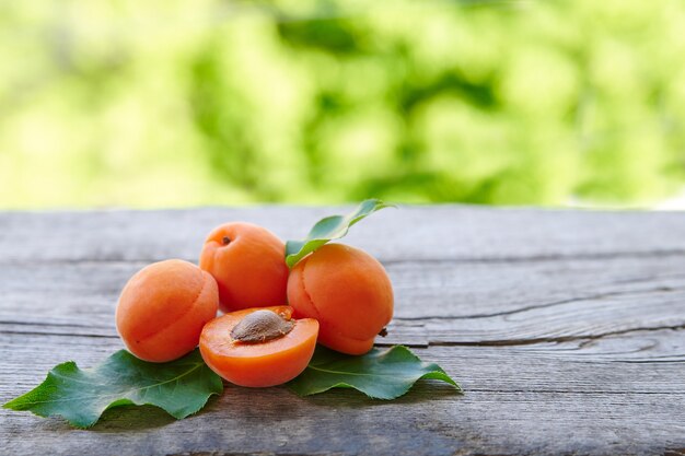 Einige frische reife rohe saftige Aprikose auf alter Holzoberfläche