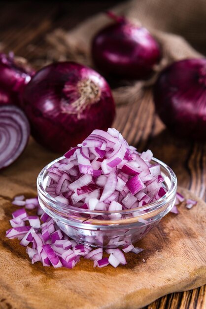 Einige frische rote Zwiebeln gewürfelt