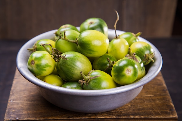 Einige grüne Tomaten