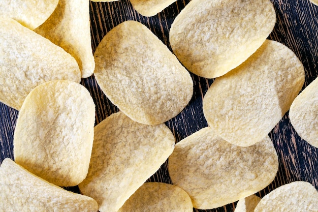 Einige knusprige natürliche Kartoffelchips ohne Verpackung