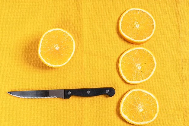 Foto einige orangenstücke auf einem gelben handtuch