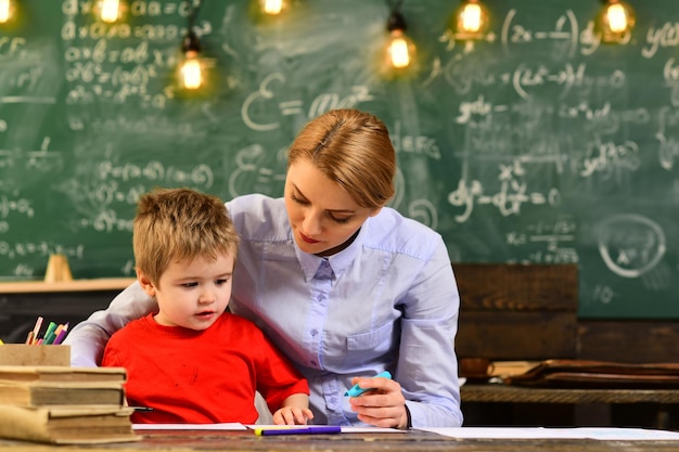 Einige Schüler lernen am besten durch Zuhören Aufmerksame Lehrerin spricht mit ihrem Schüler im naturwissenschaftlichen Unterricht an der Universität Menschen lernen Bildung und Schulkonzept