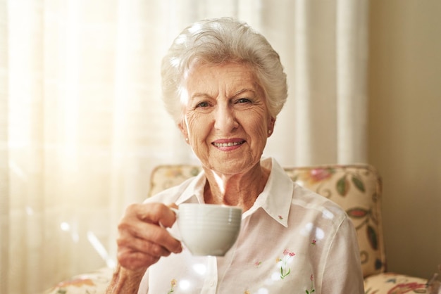 Einige Traditionen werden nie alt wie mein Tee am Nachmittag Porträt einer glücklichen älteren Frau, die zu Hause eine Tasse Tee genießt