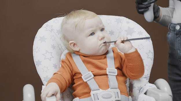 Einjähriges Baby, das auf Haarkamm nagt