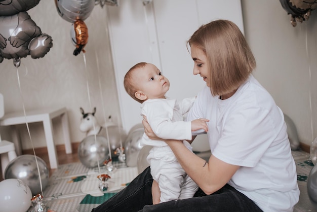 Einjähriges Kind. Geburtstag. Kind spielt mit Mama