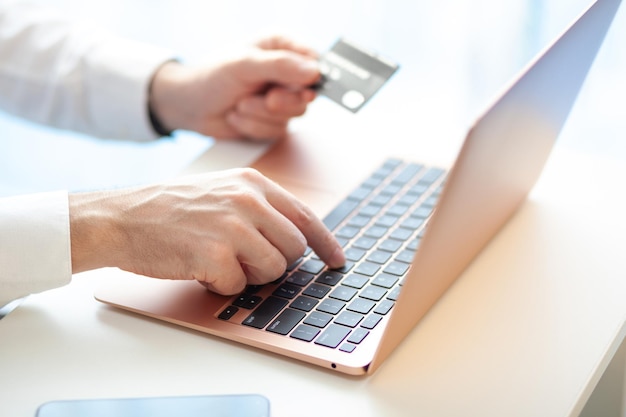 Einkäufe über das Internet und Bezahlung von Dienstleistungen per Kreditkarte