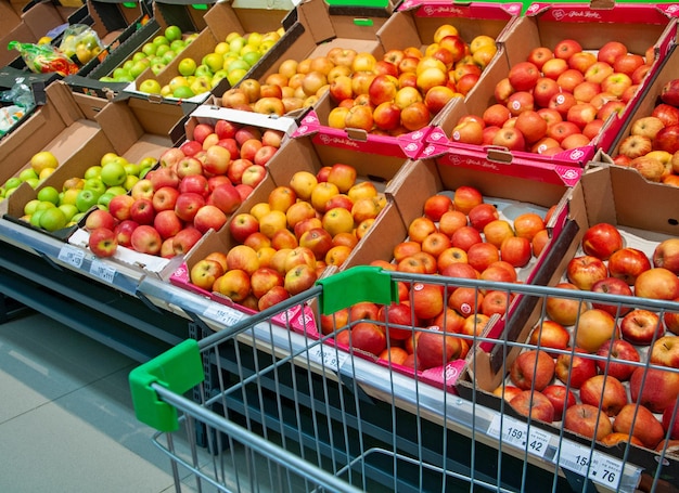 Einkauf von Obst und Gemüse im Supermarkt mit einem Einkaufswagen