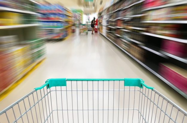 Einkaufen im Supermarkt mit Wagen