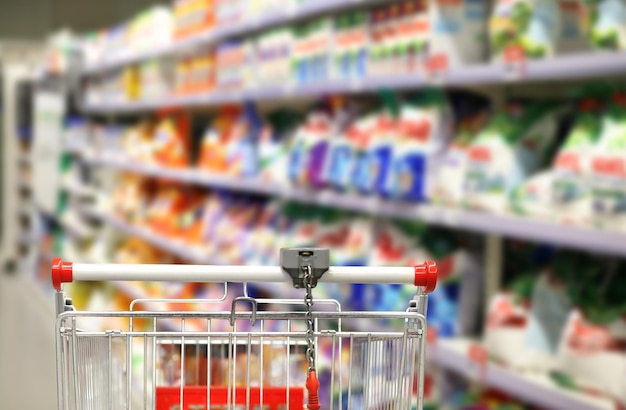 Einkaufen im Supermarkt Waschpulver Waschmittel Shampoo Seife