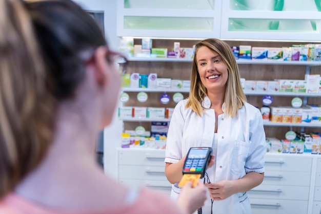 Einkaufen in der Apotheke.