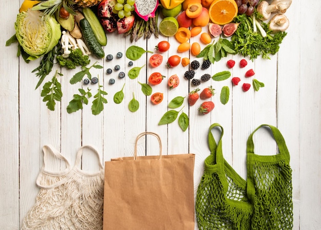 Foto einkaufen von gemüse und obst mit ecobags