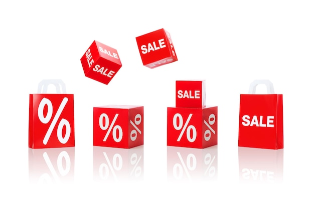 Einkaufs-, Einzelhandels- und Merchandising-Konzept - Set aus Kartons und Einkaufstaschen mit Verkaufs- und Prozentzeichen