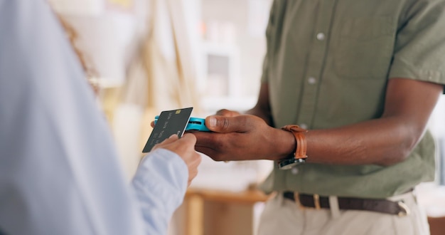 Einkaufshände und Zahlung mit nfc-Kreditkarte für die Kassentransaktion von Frauen Zoom Berührungslose Kauftechnologie für elektronische Maschinen im Geschäft mit Bankkarte für digitale Geldüberweisung